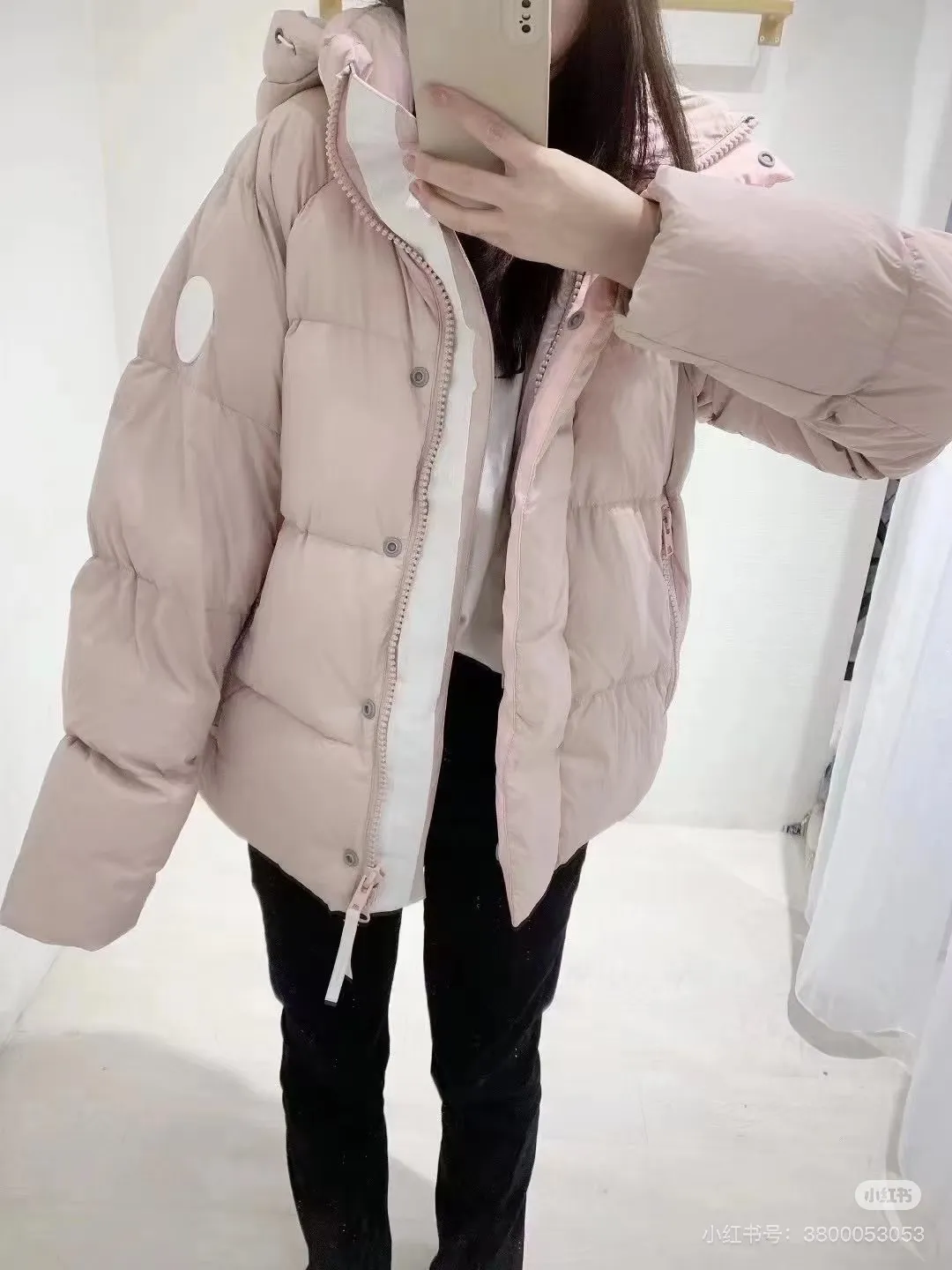 P770 model number: G124 Canada Goose PASTELS series new Parker couple's hooded down jacket 1️⃣The fabric is made of soft EnduraLuxe fabric, which enhances the durability of easy-to-wear parts, is lightweight and durable; the inner liner is made of anti-velvet gallbladder, which is comfortable and soft without velvet. It has a detachable hood, can be adjusted in two directions, and is also filled with down, which brings greater softness and wrapping around the head and neck, and is full of warmth. This parka features white trim on the back and sides, and the hardware locks are all original and custom-made to match the muted fabric color. Goose label: The official website’s new series of silicone material labels, non-embroidery labels. 2️⃣It is very youthful and energetic, and can be easily worn by both men and women. It is very in line with the fashion aesthetic concepts of today's young people! 3️⃣ A full set of customized accessories, complete with three standards, same style for men and women, a must-have for couples! Color: black, white, pink, stone gray, water-soluble blue Size: XS, S, M, L